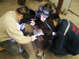 学员黄松、凡高博、陈瑞蛟焊接实操交流中