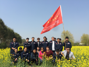 学员们赏油菜花合影