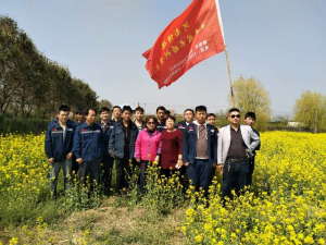 学员赏油菜花合影